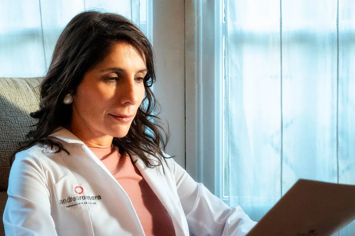La doctora Andrea Romera leyendo el informe de un paciente.